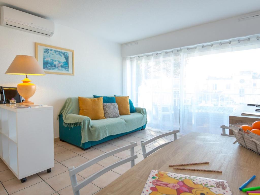 un salon avec un canapé et une table dans l'établissement Appartement 2 pièces avec Terrasse - Plage à 50m - Climatisé - Proche Gare et Commerces - FR-1-466A-4, à Saint-Raphaël