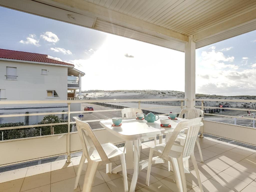 Μπαλκόνι ή βεράντα στο Bel appartement T3 à 50m de la plage, balcon, parking, pour 4 - FR-1-521-14