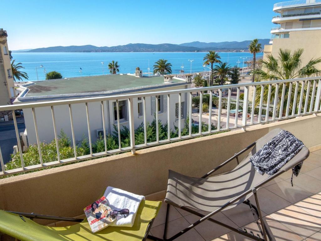 un balcon avec une chaise et une vue sur l'océan dans l'établissement Studio climatisé 2 pers - Vue mer - Proche plage/commerces - Accès WiFi gratuit - Parking dispo - FR-1-466A-34, à Saint-Raphaël
