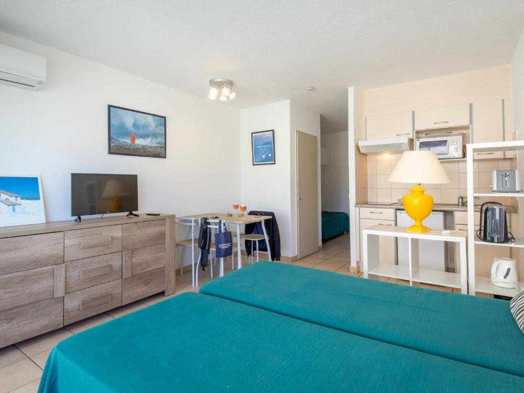 une chambre avec un lit, une télévision et une table dans l'établissement Studio 2/3 personnes près plage, climatisé, balcon, parking, WiFi, petit-déjeuner, Saint-Raphaël - FR-1-466A-37, à Saint-Raphaël