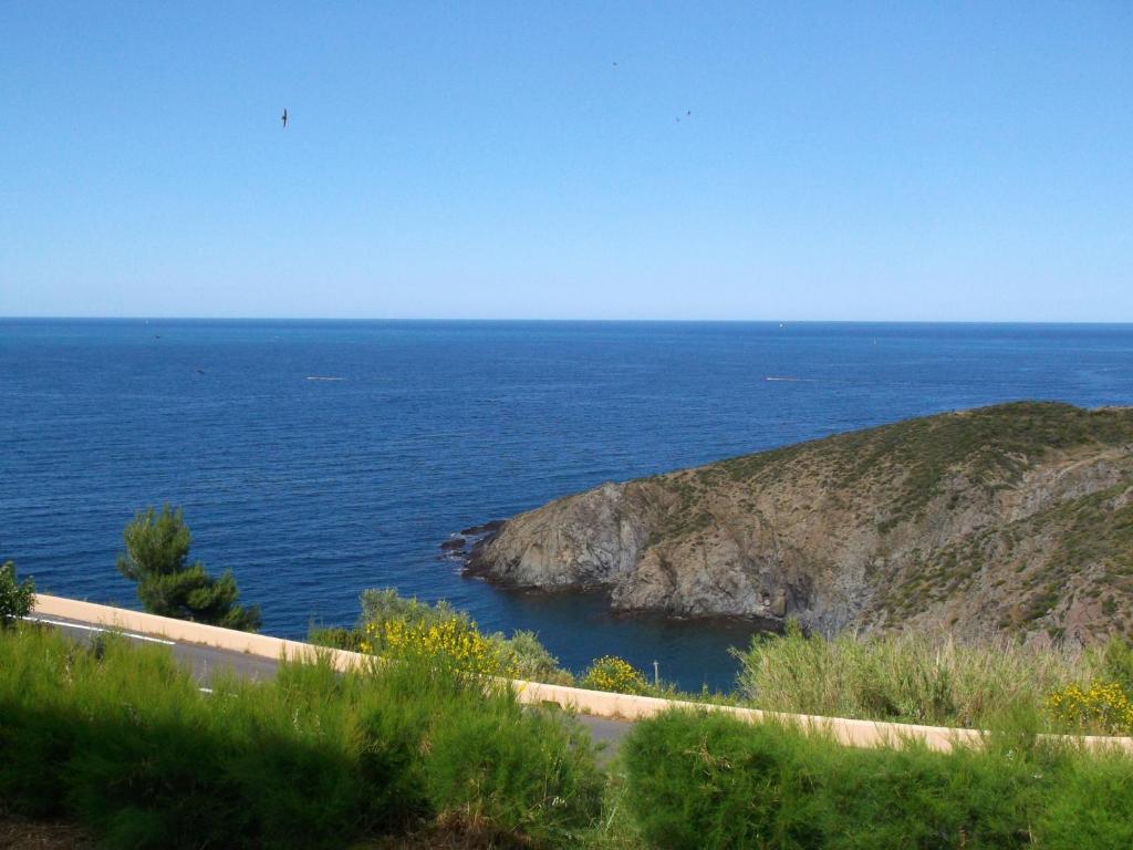 una vista del océano desde una carretera cerca de un acantilado en Studio Banyuls-sur-Mer, 1 pièce, 4 personnes - FR-1-309-210, en Banyuls-sur-Mer