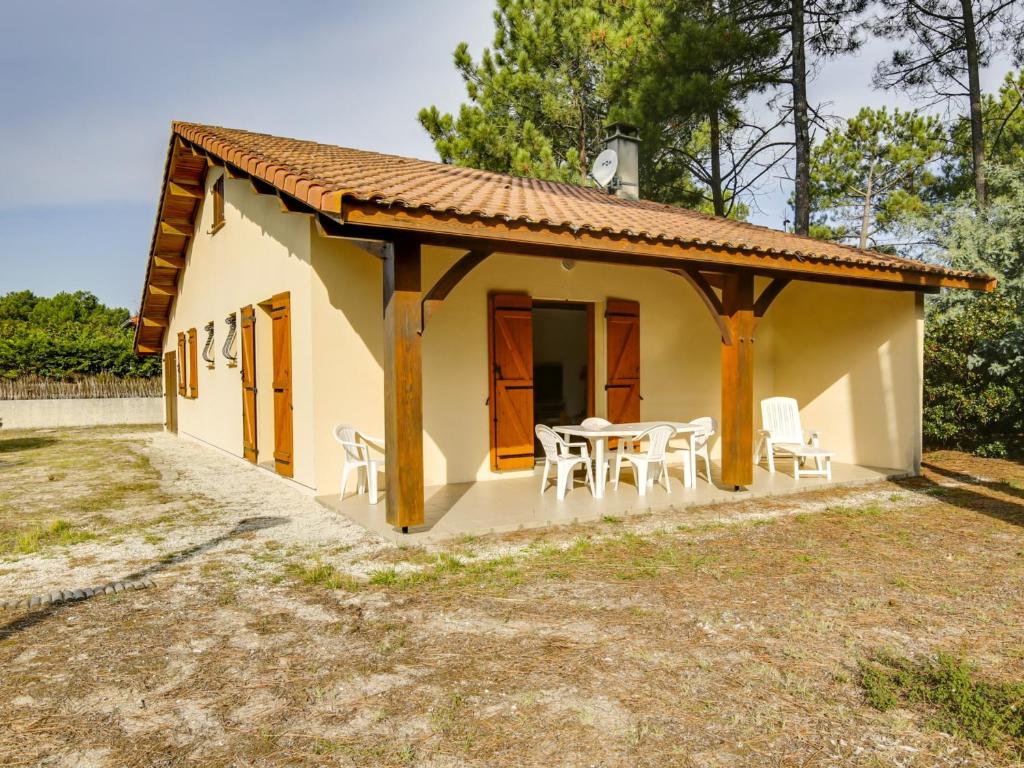 a small house with a table and chairs at Biscarrosse Plage: Villa 4 pièces avec terrasse, proche océan - FR-1-521-54 in Biscarrosse-Plage