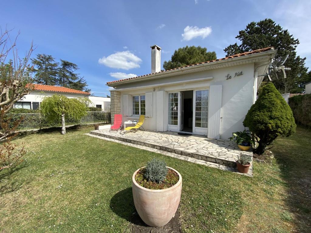 ein kleines weißes Haus mit einem Hof in der Unterkunft Maison Saint-Palais-sur-Mer, 4 pièces, 6 personnes - FR-1-539-21 in Saint-Palais-sur-Mer