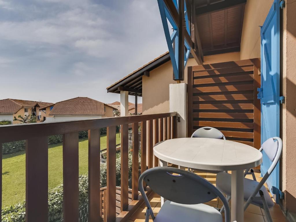 un patio avec une table et des chaises sur un balcon dans l'établissement Studio mezzanine à 300m de la plage avec balcon et parking - Biscarrosse-Plage - FR-1-521-48, à Biscarrosse-Plage