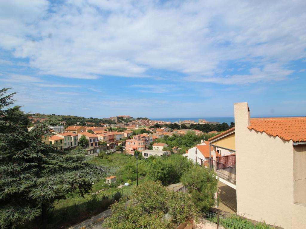 - une vue sur la ville depuis un bâtiment dans l'établissement Appartement T3 climatisé avec garage et terrasse à Collioure - FR-1-309-265, à Collioure