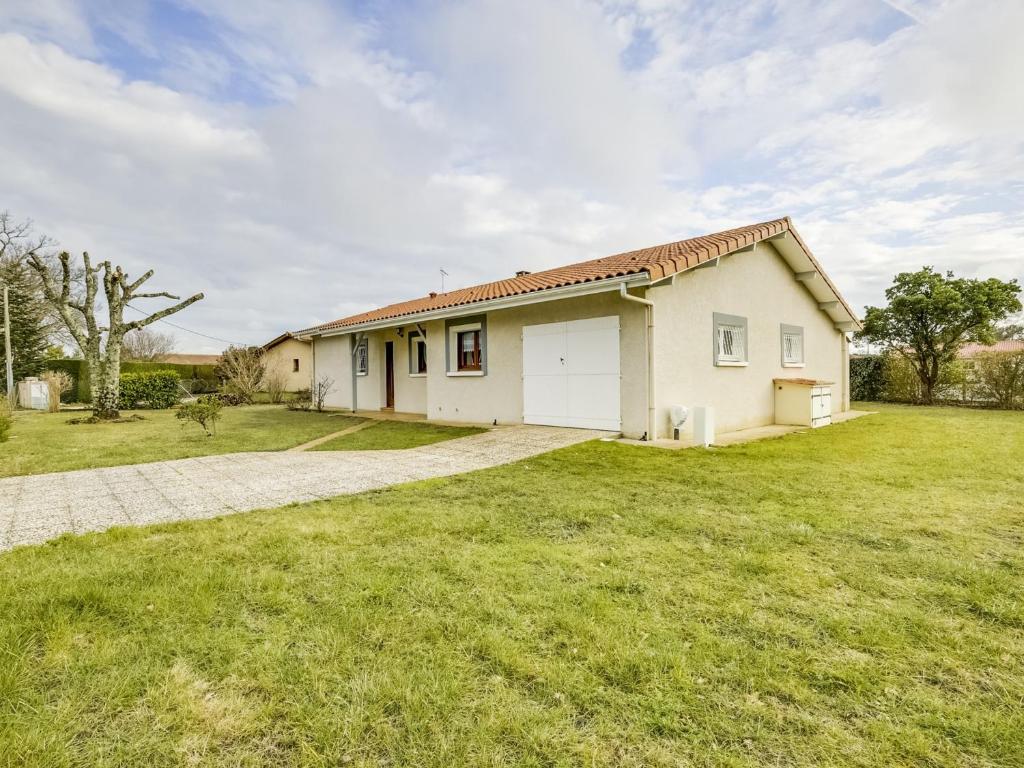 a small white house with a grass yard at Maison plain-pied à Biscarrosse avec jardin clos, terrasse et parking pour 6 personnes - FR-1-521-105 in Biscarrosse