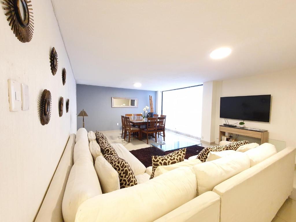 uma ampla sala de estar branca com um grande sofá em Amplio depto 3 rec excelente ubicación Polanco em Cidade do México