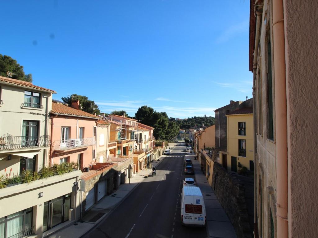 - une vue sur une rue depuis un bâtiment dans l'établissement Appartement typique au cœur de Collioure, proche plages, commerces et sites historiques - FR-1-309-269, à Collioure