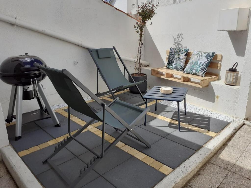 einen Stuhl und einen Tisch auf einer Terrasse in der Unterkunft Maison La Faute-sur-Mer, 4 pièces, 5 personnes - FR-1-476-173 in La Faute-sur-Mer