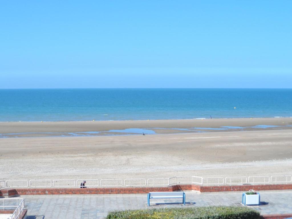 - une vue sur la plage et l'océan en arrière-plan dans l'établissement Appartement 3 pièces face à la mer, centre-ville, 54m² pour 5 pers., proche plage, court séjour dispo - FR-1-487-298, à Villers-sur-Mer