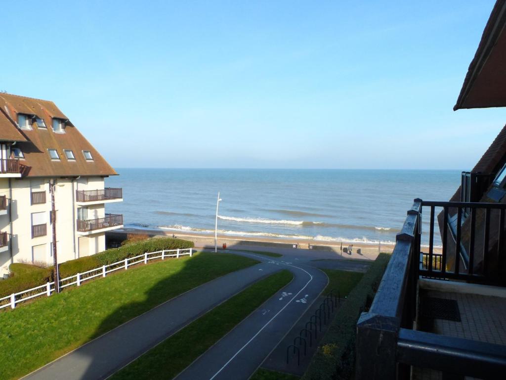 een balkon met uitzicht op de oceaan bij Appartement Cabourg, 2 pièces, 4 personnes - FR-1-487-170 in Cabourg