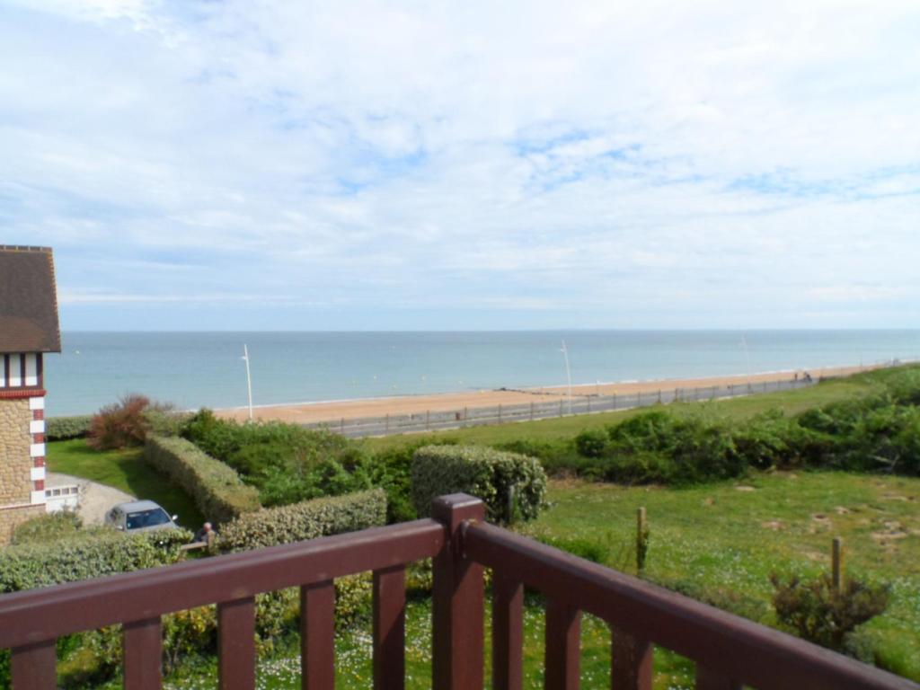 - une vue sur la plage depuis le balcon d'une maison dans l'établissement CABOURG - Appartement 3 pièces proche plage avec piscine et tennis - FR-1-487-303, à Cabourg