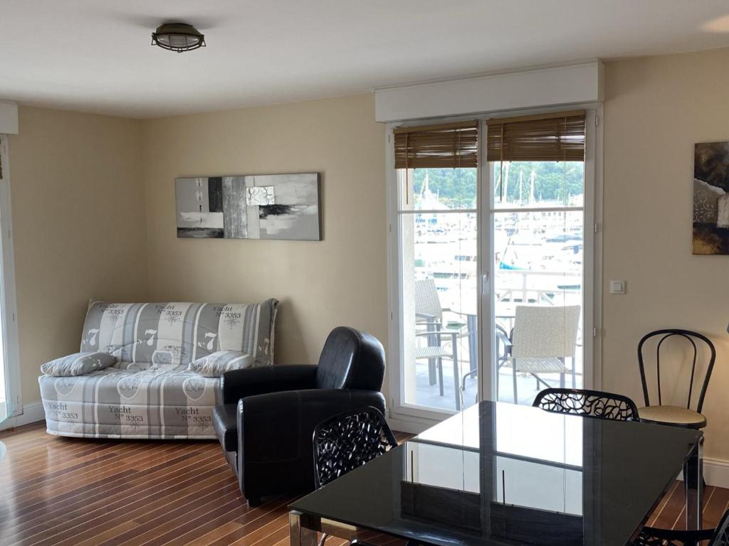 un salon avec un canapé et une table dans l'établissement Appartement 3 pièces calme avec ascenseur à Dives-sur-Mer - FR-1-487-319, à Dives-sur-Mer