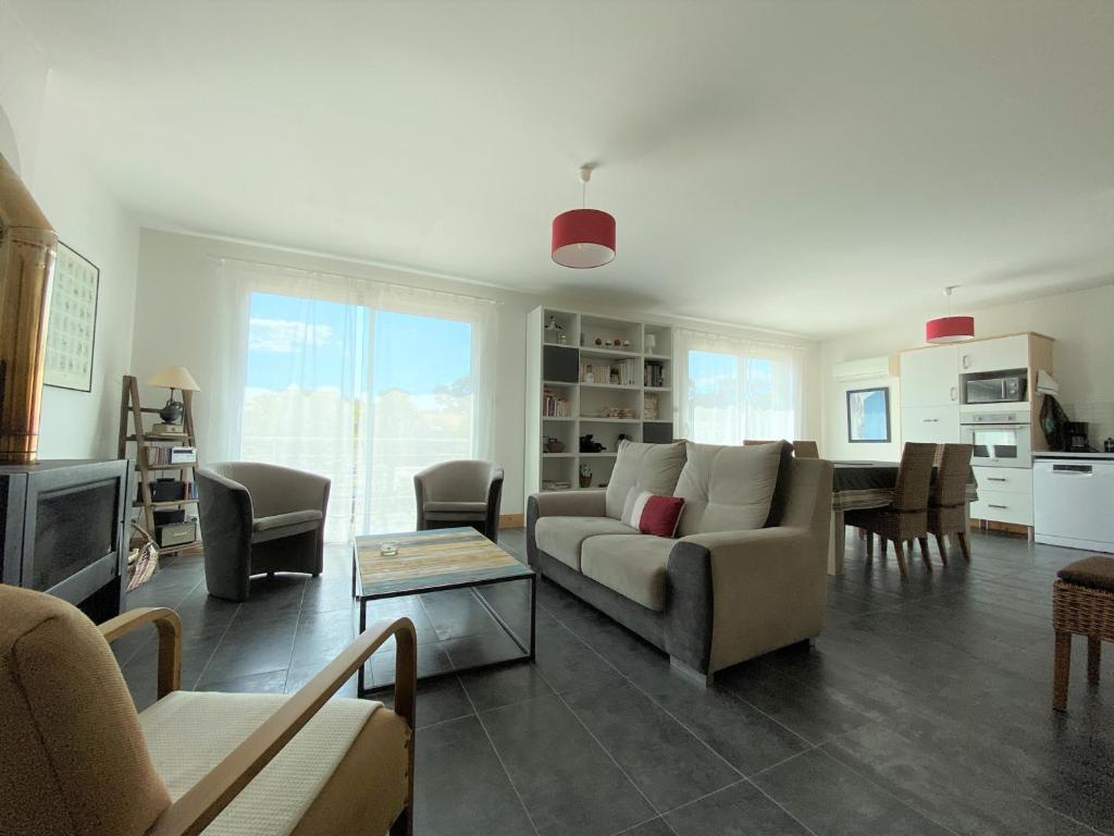 ein Wohnzimmer mit einem Sofa und einem Tisch in der Unterkunft Maison Saint-Palais-sur-Mer, 5 pièces, 8 personnes - FR-1-539-22 in Saint-Palais-sur-Mer