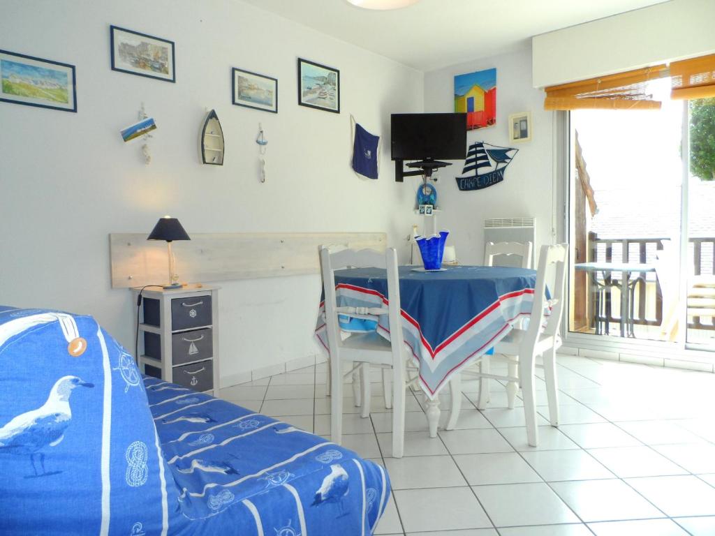 Photo de la galerie de l'établissement Appartement Duplex près du Centre-Ville et Plage à Cabourg, 6 pers, Parking Privé, Pet Friendly - FR-1-487-286, à Cabourg