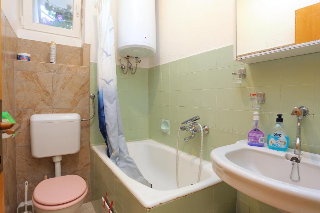 Fotografia z galérie ubytovania Apartments by the sea Vinisce, Trogir - 8659 v destinácii Vinišće