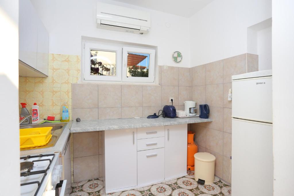 Fotografia z galérie ubytovania Apartments by the sea Vinisce, Trogir - 8659 v destinácii Vinišće