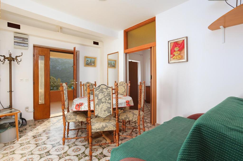 Fotografia z galérie ubytovania Apartments by the sea Vinisce, Trogir - 8659 v destinácii Vinišće