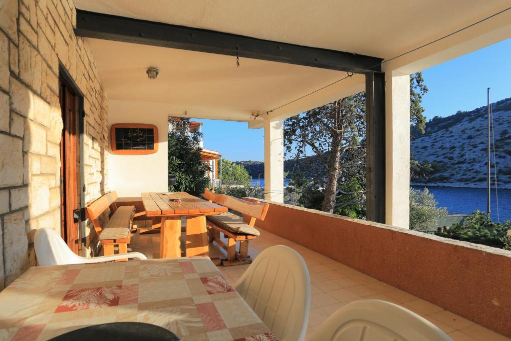 Fotografia z galérie ubytovania Apartments by the sea Vinisce, Trogir - 8659 v destinácii Vinišće