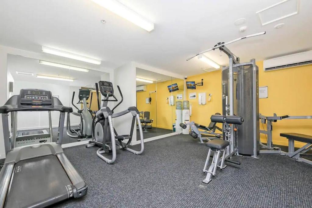 Fitness centrum a/nebo fitness zařízení v ubytování Arafura Adventure - CBD Suite with Sprawling Views