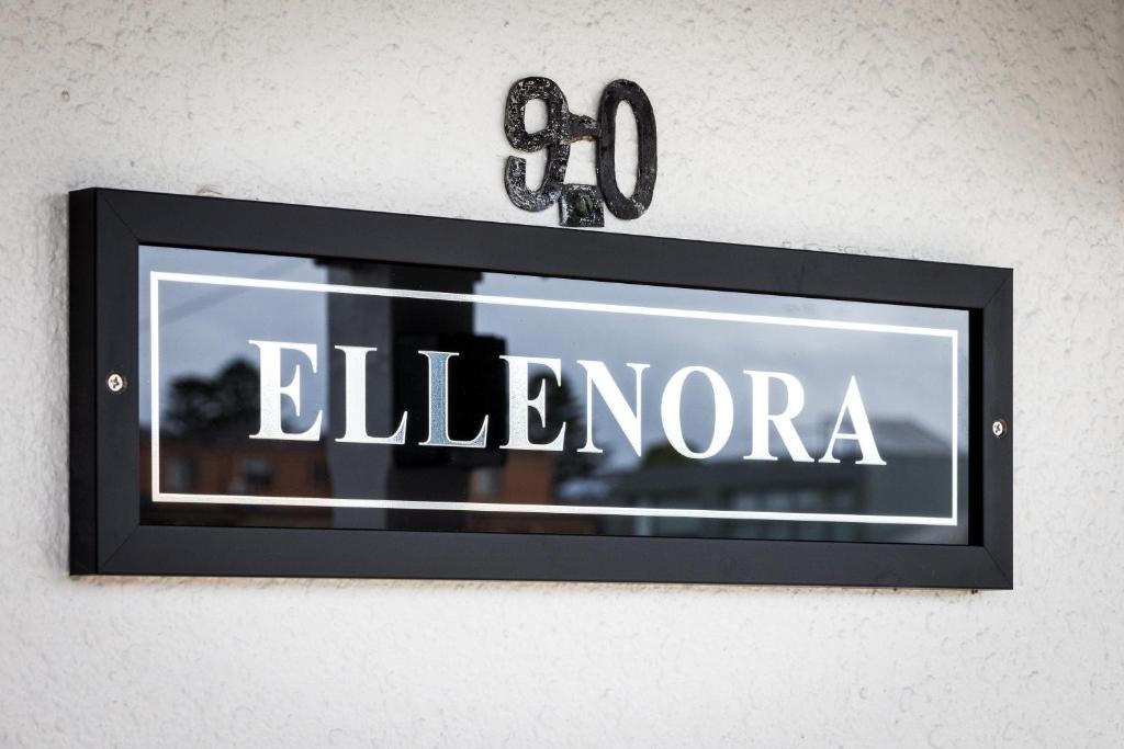 Znak ze słowem Elena na ścianie w obiekcie Ellenora w mieście Warrnambool