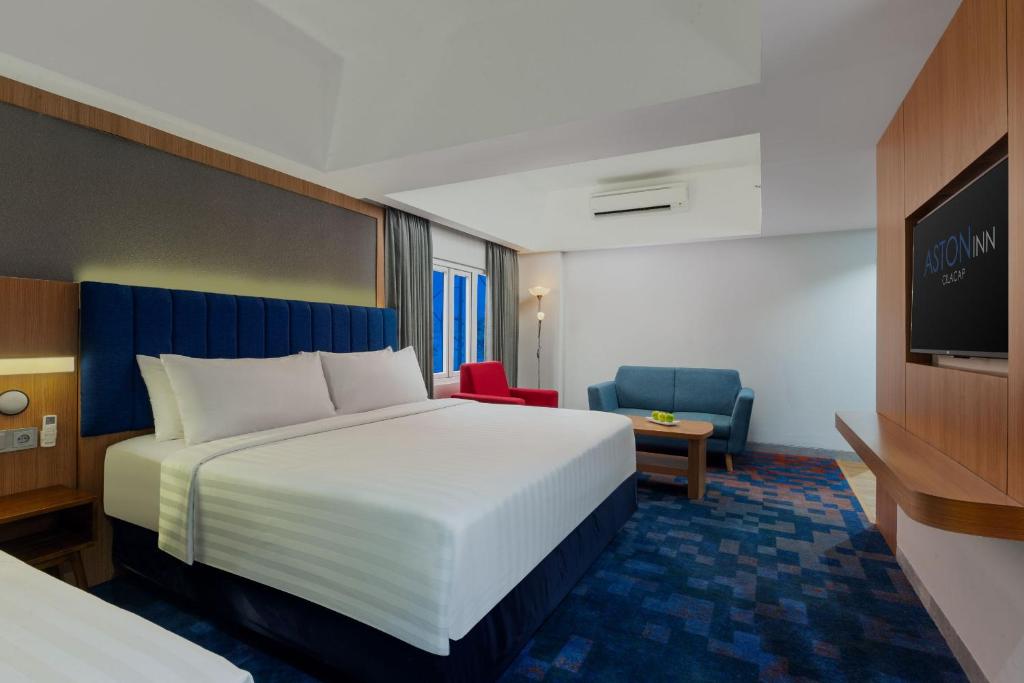 Postel nebo postele na pokoji v ubytování Aston Inn Cilacap