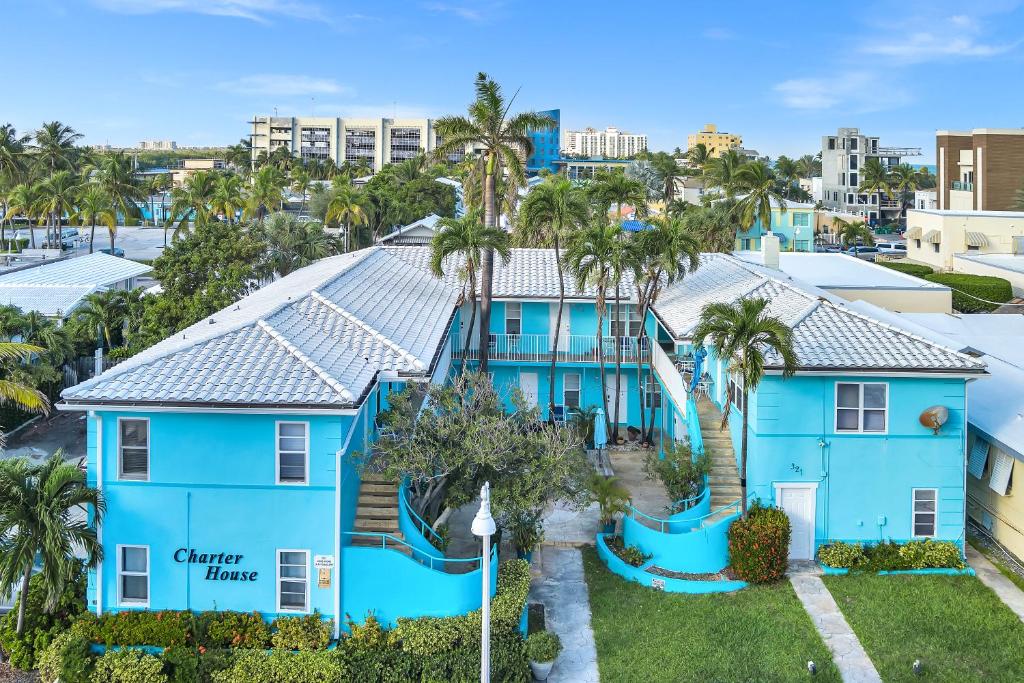 una vista aérea de una casa azul con palmeras en Charter House, en Hollywood