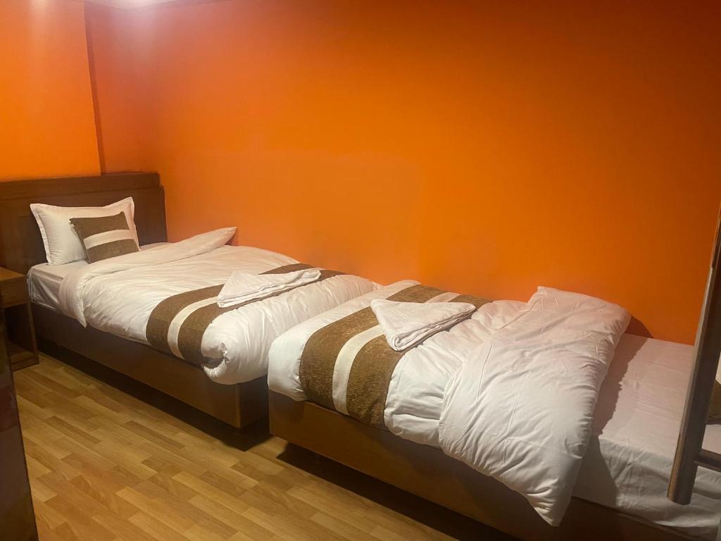 Postel nebo postele na pokoji v ubytování Harry's Home