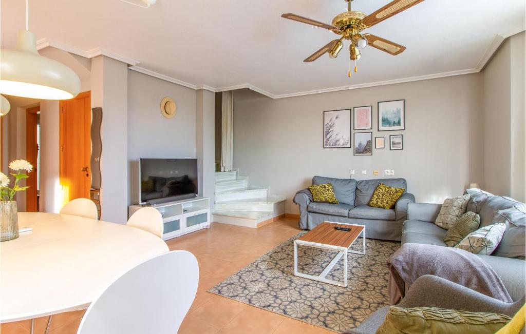 A seating area at 3 Bedroom Cozy Home In Orihuela
