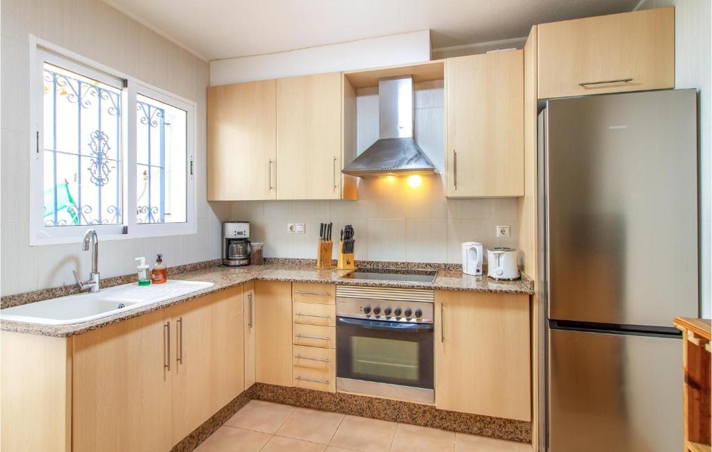 A kitchen or kitchenette at 3 Bedroom Cozy Home In Orihuela