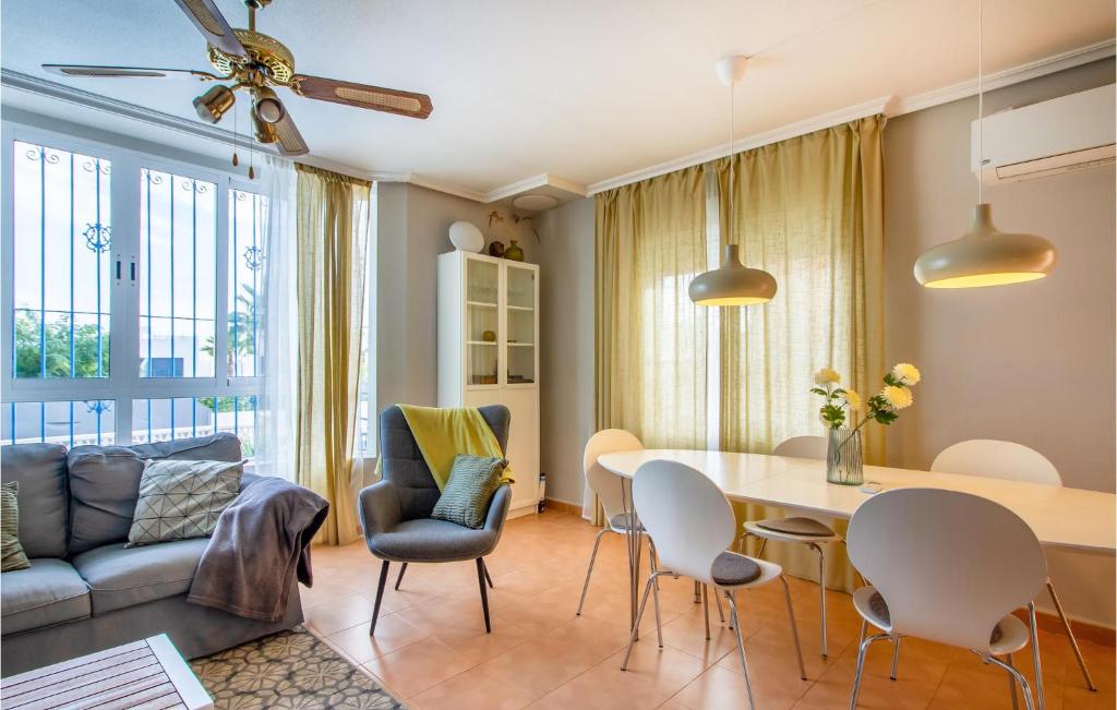 A seating area at 3 Bedroom Cozy Home In Orihuela