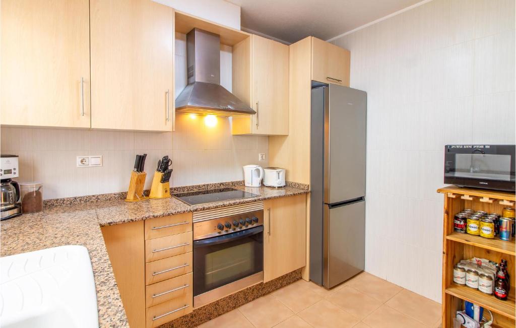 A kitchen or kitchenette at 3 Bedroom Cozy Home In Orihuela