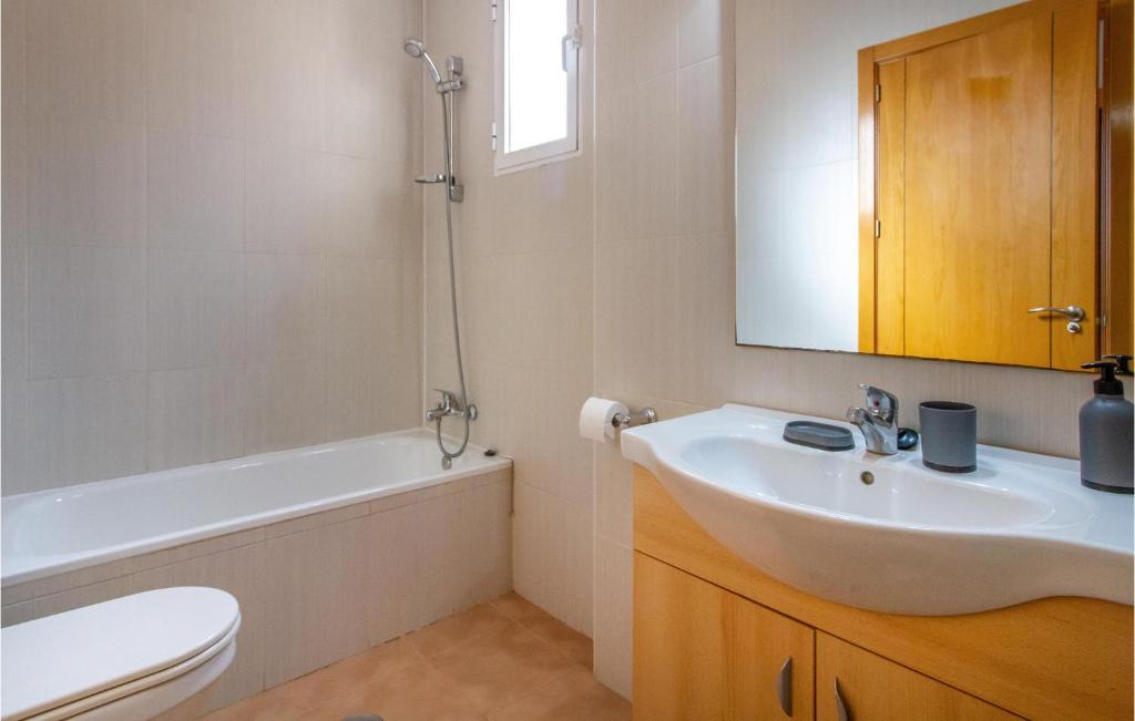 A bathroom at 3 Bedroom Cozy Home In Orihuela
