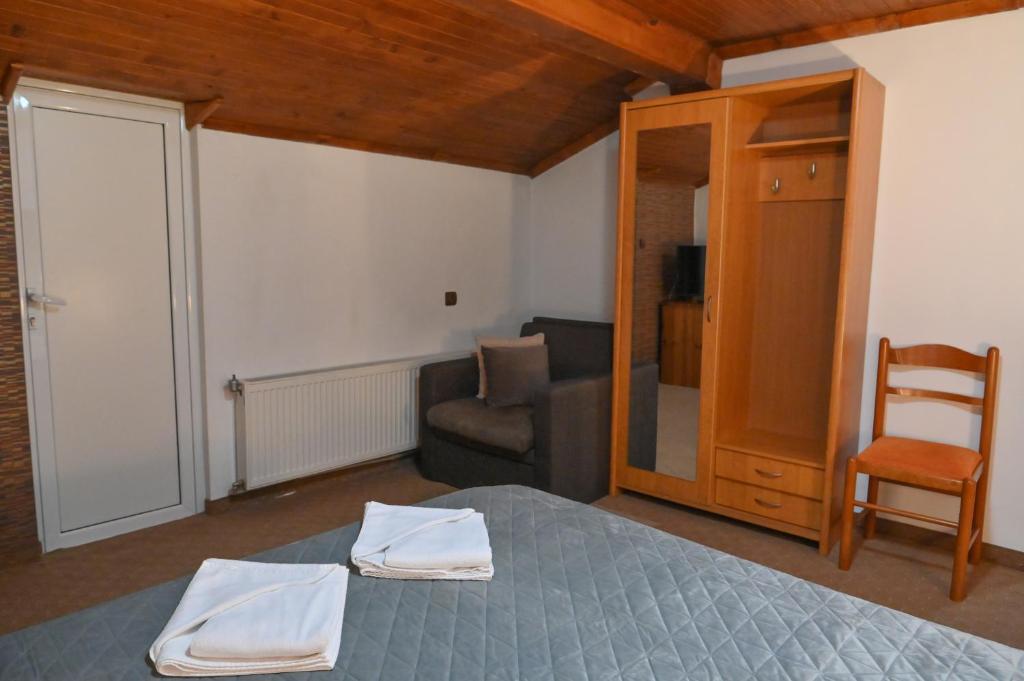 Postel nebo postele na pokoji v ubytování Hotel Rothmans-Breakfast - Free parking - Lobby