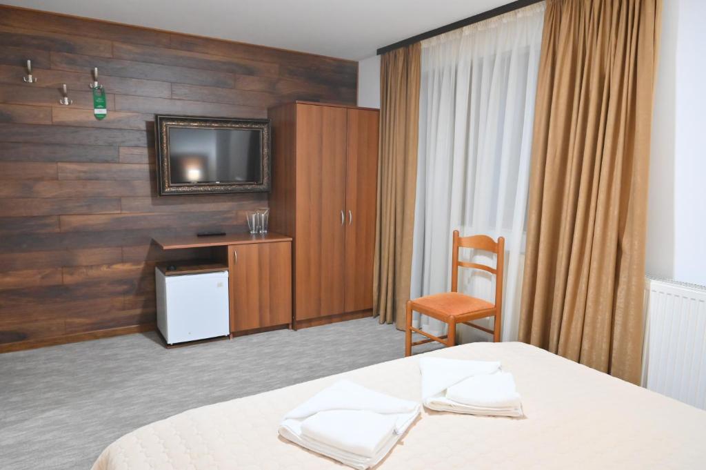 TV a/nebo společenská místnost v ubytování Hotel Rothmans-Breakfast - Free parking - Lobby