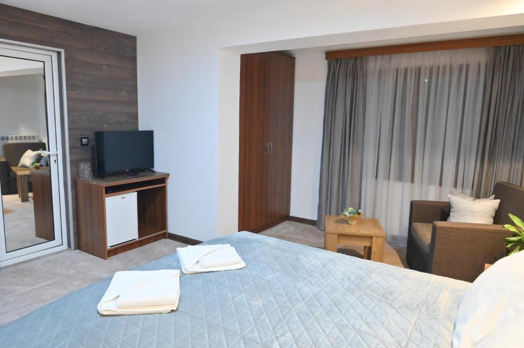 TV a/nebo společenská místnost v ubytování Hotel Rothmans-Breakfast - Free parking - Lobby
