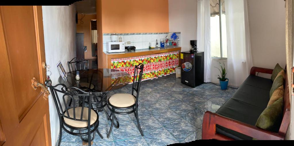 cocina con mesa y sillas en una habitación en Apartamento Tamar, en Quepos