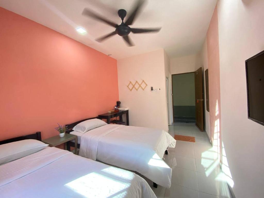 Postel nebo postele na pokoji v ubytování Besut Guesthouse