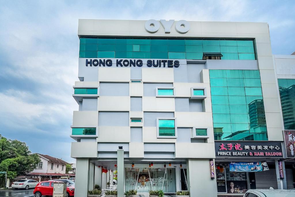 un edificio con un cartello che legge hong kong suites di Super OYO 977 Hong Kong Suites a Miri