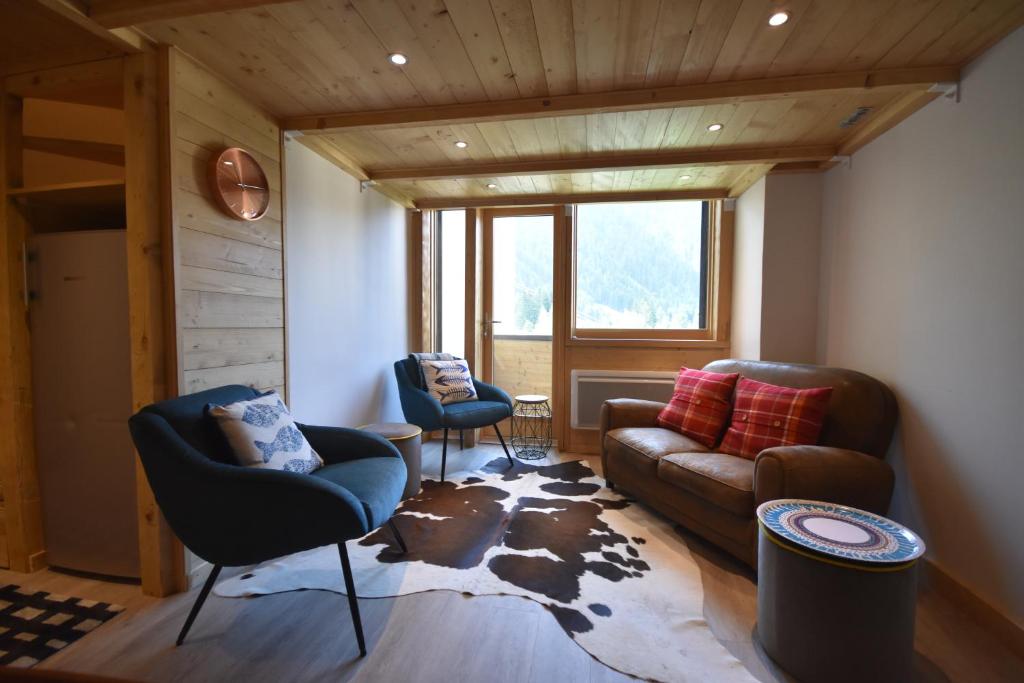 a living room with a couch and two chairs at Résidence Grand Roc - Campanules 308 - Happy Rentals in Chamonix-Mont-Blanc