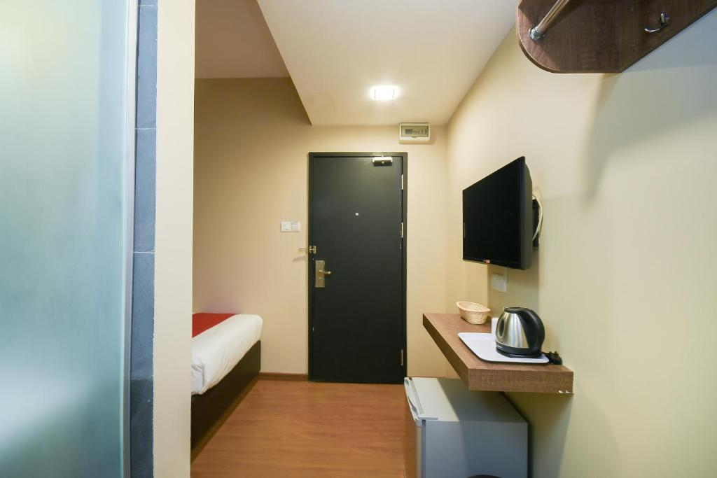 TV a/nebo společenská místnost v ubytování Super OYO 977 Hong Kong Suites