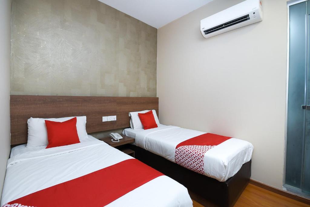 Postel nebo postele na pokoji v ubytování Super OYO 977 Hong Kong Suites