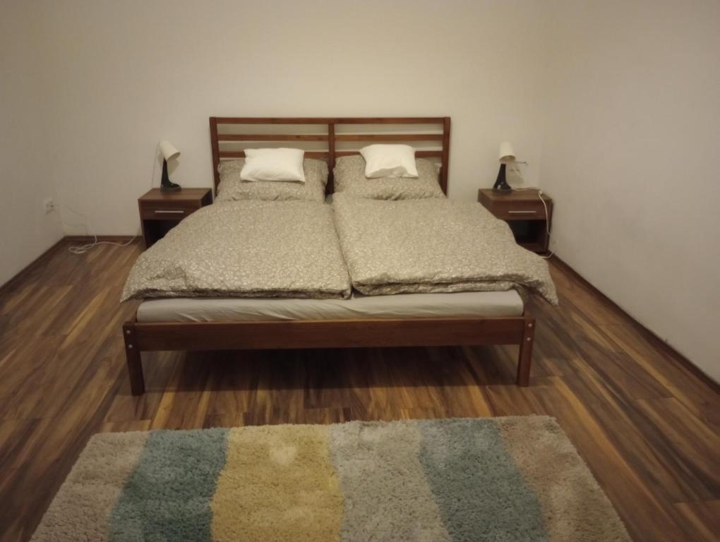 Postel nebo postele na pokoji v ubytování Napraforgó apartman