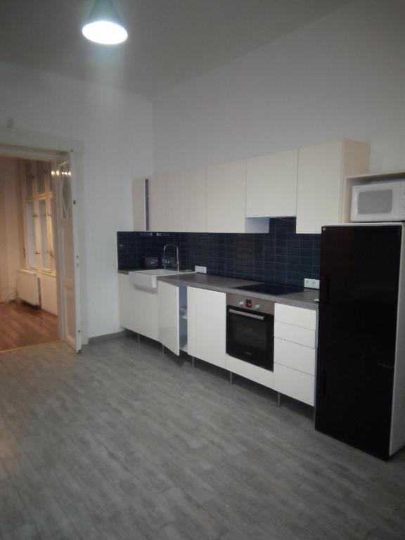 Kuchyňa alebo kuchynka v ubytovaní Napraforgó apartman