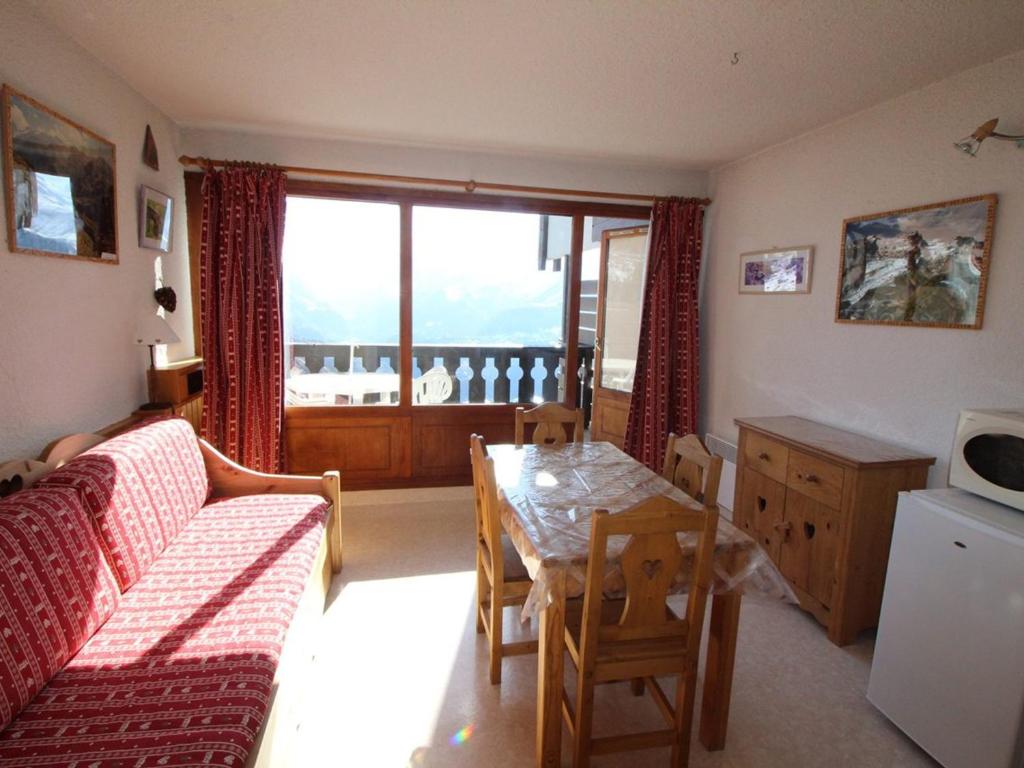un salon avec un canapé et une table dans l'établissement Studio cabine 4 pers, 300m des pistes, balcon, parking, animaux ok - Auris en Oisans - FR-1-297-25, à Auris