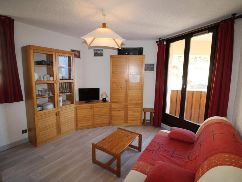 a living room with a couch and a table at Appartement Auris, 1 pièce, 4 personnes - FR-1-297-117 in Auris