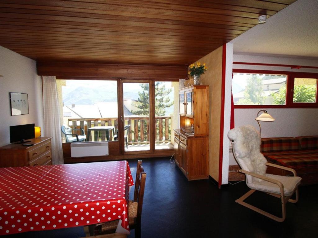 - une chambre dotée d'un lit rouge avec une couverture rouge et blanche en polka dot dans l'établissement Appartement Auris, 2 pièces, 8 personnes - FR-1-297-101, à Auris