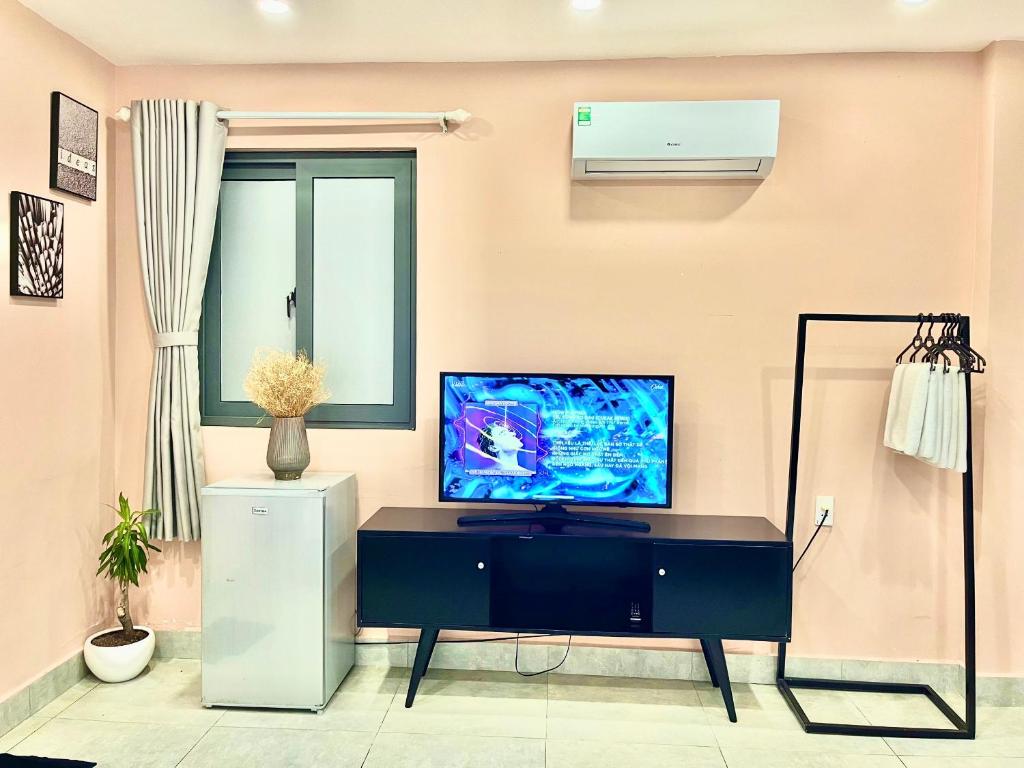 TV a/nebo společenská místnost v ubytování MIDMOST Boutique Hostel