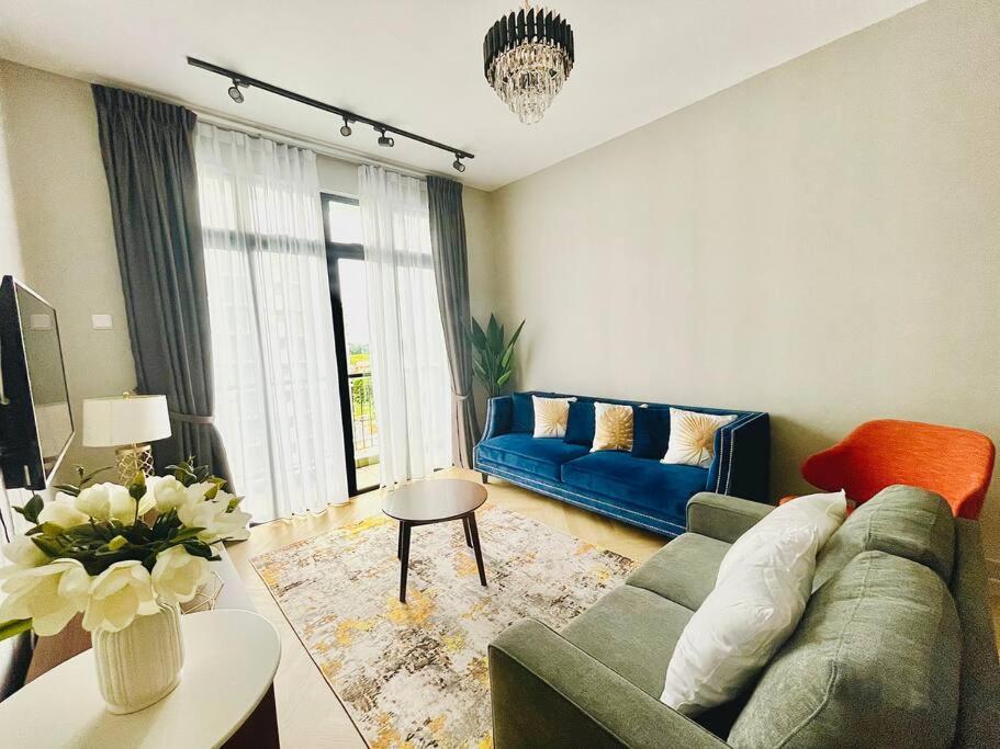 Bandar PenawarにあるUrban Serviced Apartmentのリビングルーム(ソファ、テーブル付)