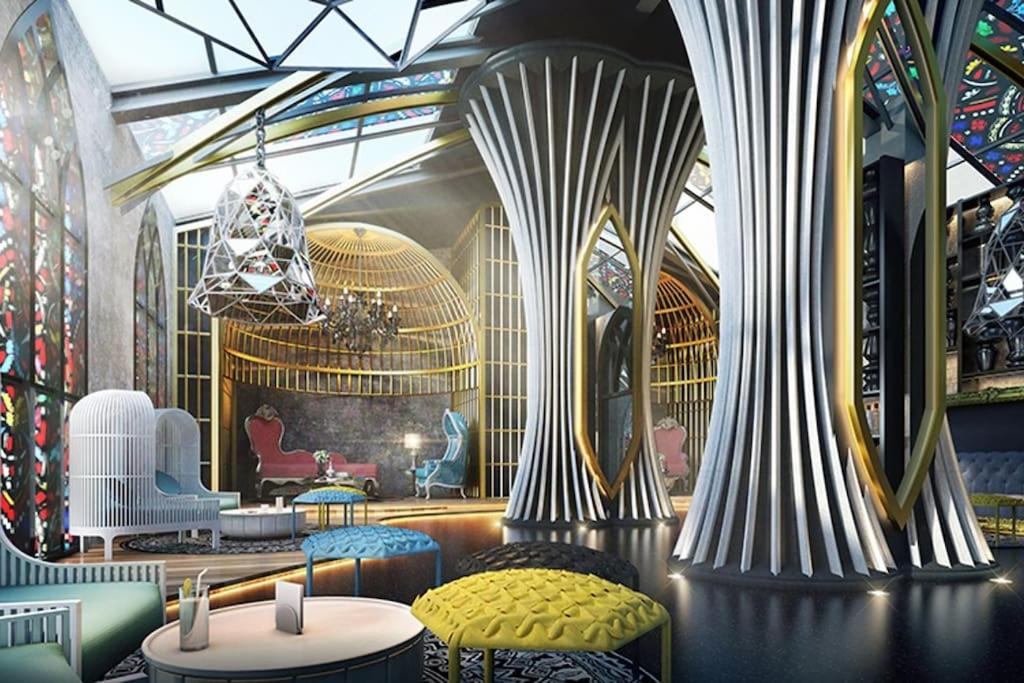 eine Lobby mit Stühlen und Tischen sowie ein Gebäude in der Unterkunft Diamond Home Cozy at Arte Mont Kiara in Kuala Lumpur